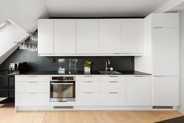 Are black kitchen cabinets in style?