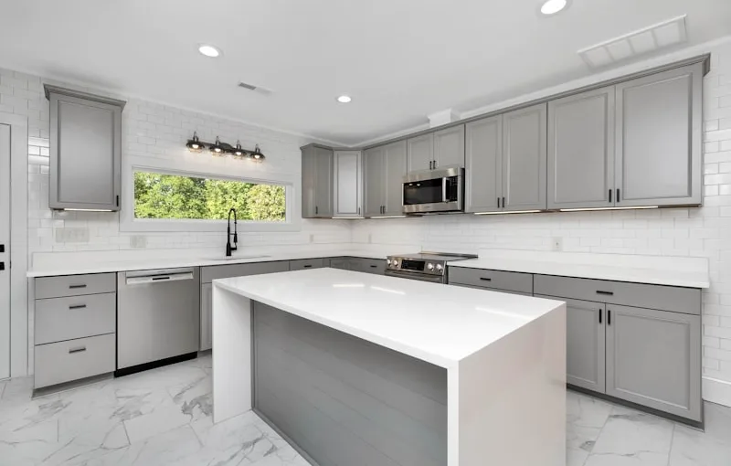 What wall color goes with gray kitchen cabinets?