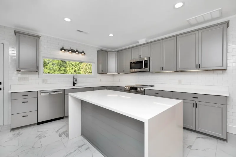 What wall color goes with gray kitchen cabinets?