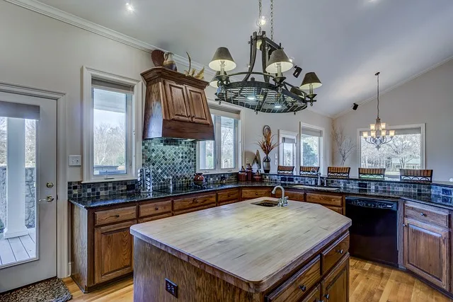 Will any kitchen cabinets hold granite countertops securely and safely?