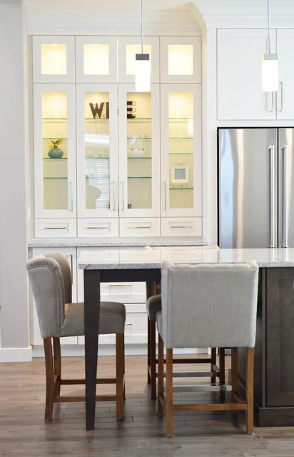 Would black crown molding update my two oak kitchen cabinets?